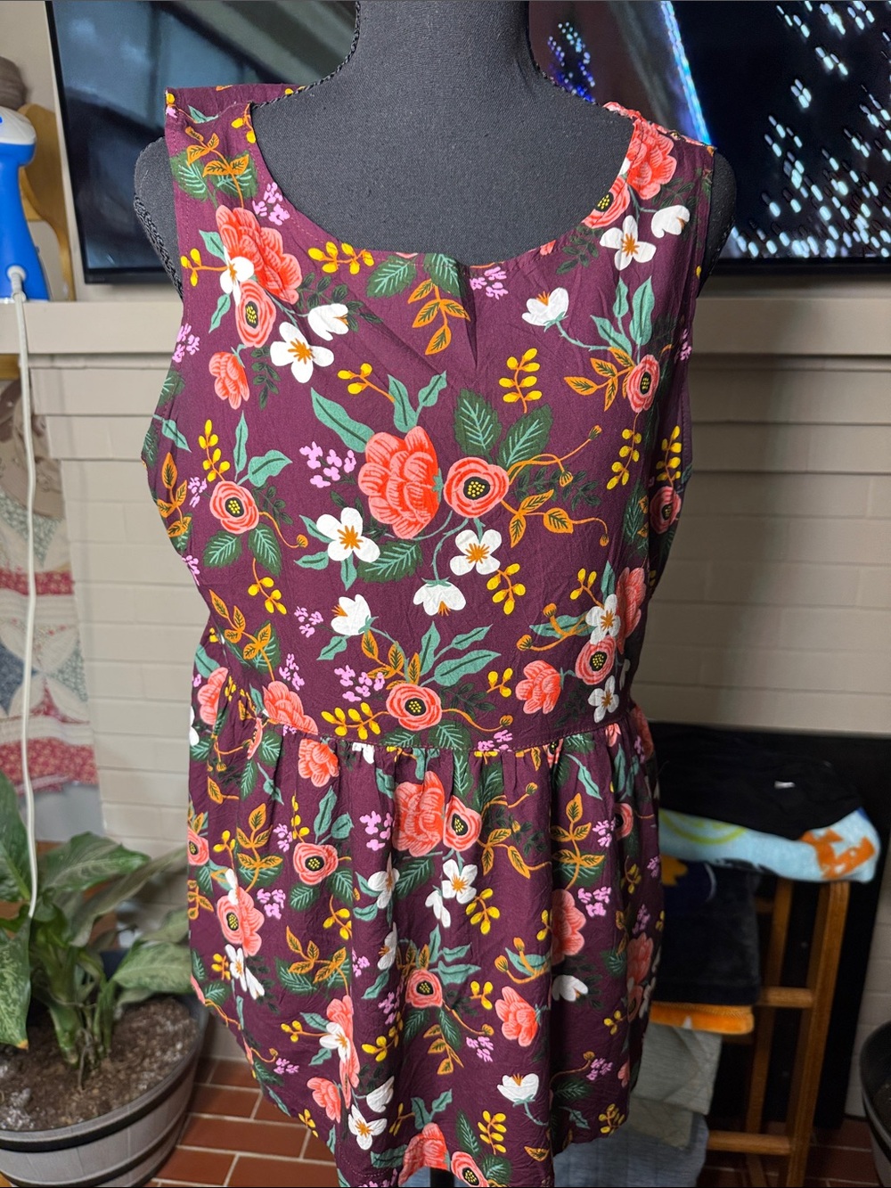 Sleeveless Floral Blouse in Plum